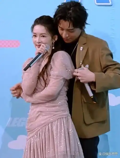 女星混娱乐圈有多难杨幂被当众摸大腿李沁惨遭咸猪手还要赔笑