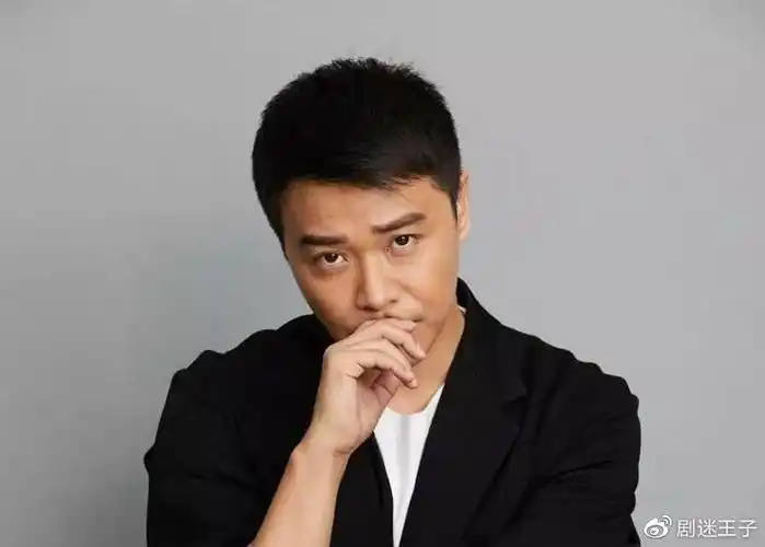 佟丽娅罕见探班陈思诚,儿子朵朵和父亲玩得开心,一家三口显温馨