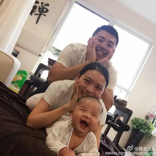 2015年6月17日,黄英和曹帅的孩子"小九儿"于中午11点23分出生,体重是6