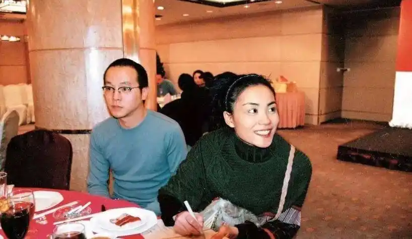 窦唯目睹前妻王菲梅开三度三年的短暂婚姻让他愧对母亲