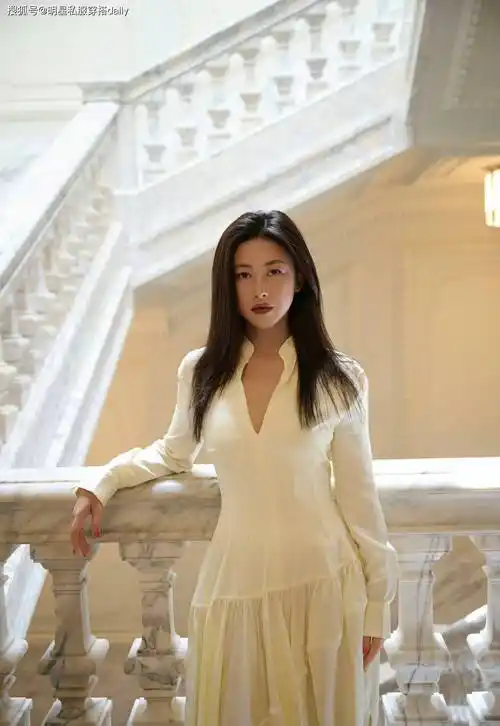 朱珠美出国门!3套穿搭参加艺术展,中式旗袍妩媚动人风情万种