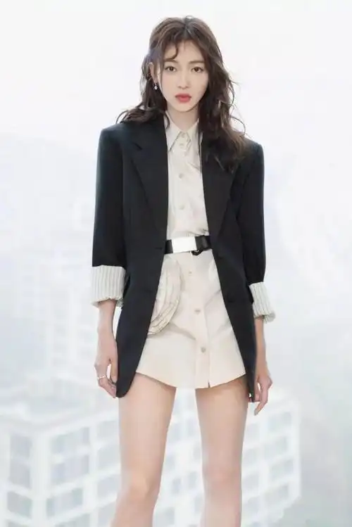 29岁吴谨言还是娃娃脸,穿格纹西装配老人眼镜,"筷子腿"真抢镜