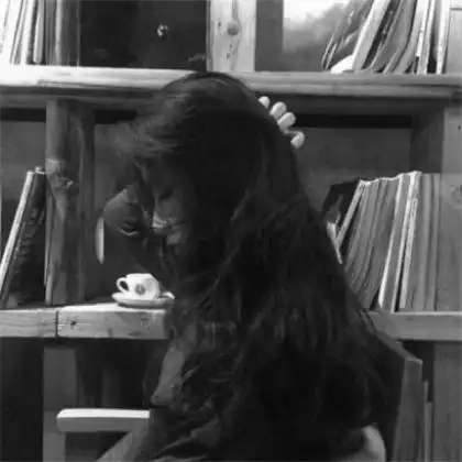 伤感头像女生冷淡黑白颓废犹豫的伤心女生