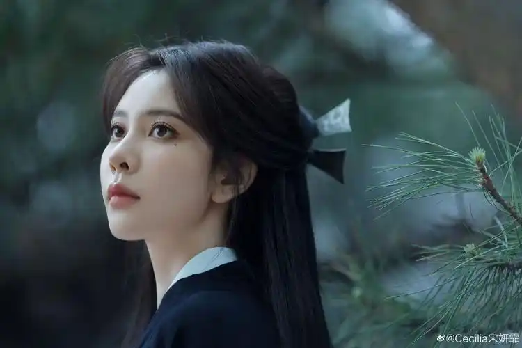 黑衣执伞,又清冷又酷飒的侠女来啦!