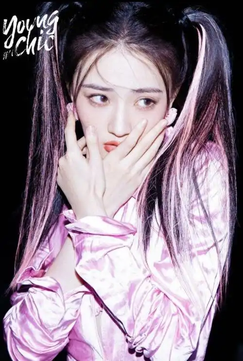 徐璐大改风格秀身材穿衬衫故意解开扣子网友s曲线太绝