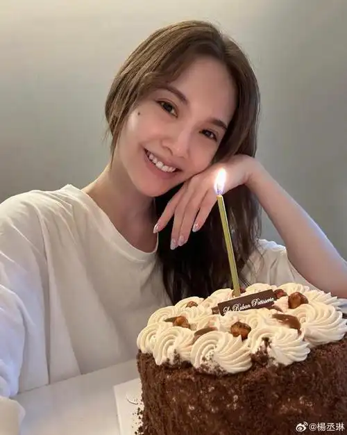 杨丞琳晒庆生照,40岁幼态感不输小姑娘,与好友同框卖萌超少女