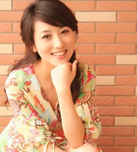 图东方卫视主持人周瑾争当第一铁粉张信哲是其恋爱绊脚石