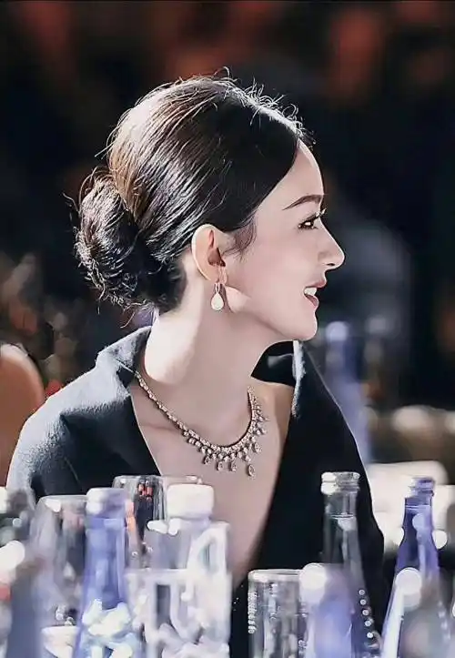 看了赵丽颖的侧脸,才知道这种"鼻子"有多完美!_比例