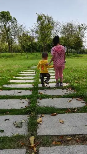 姐弟牵手走共成长