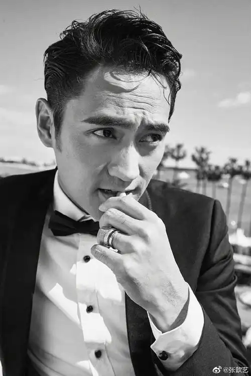 袁弘西装配领结尽显绅士范张歆艺晒照调侃你最帅