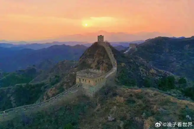 #春游季##杏韵花开长城之约##被金山岭长城漫山杏花震撼了#