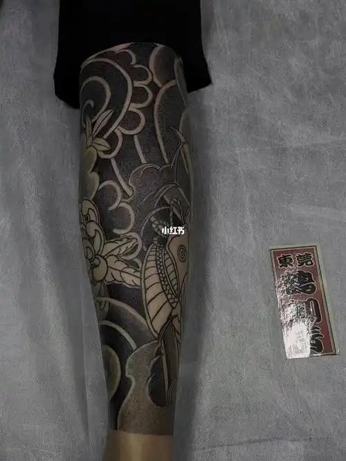 包小腿黑白灰完工,待上彩040404#我的纹身分享  #刺青  #老传统
