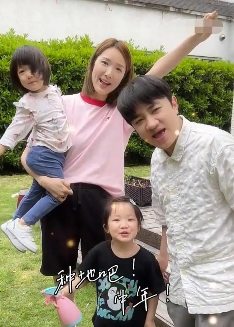 王祖蓝一家四口院子种菜!女儿抬框浇水熟练