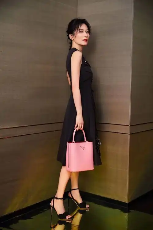 俞飞鸿气质真不是吹的,穿小黑裙提粉色包,合影不输23岁超模_网易订阅