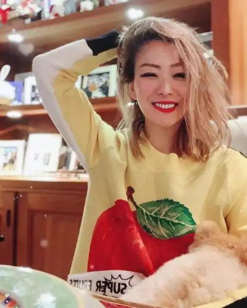 郑秀文撩起了长发.