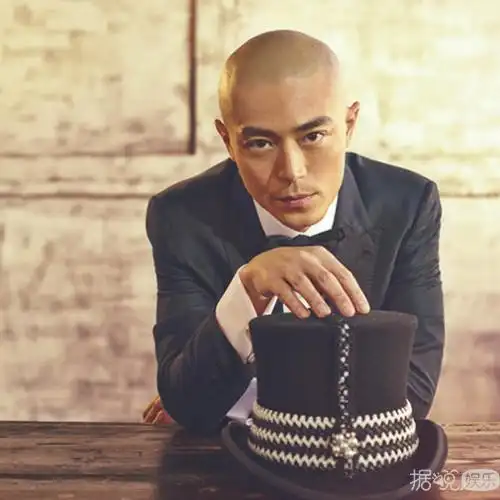 霍建华光头登封面 光头的华哥依然很帅嘛