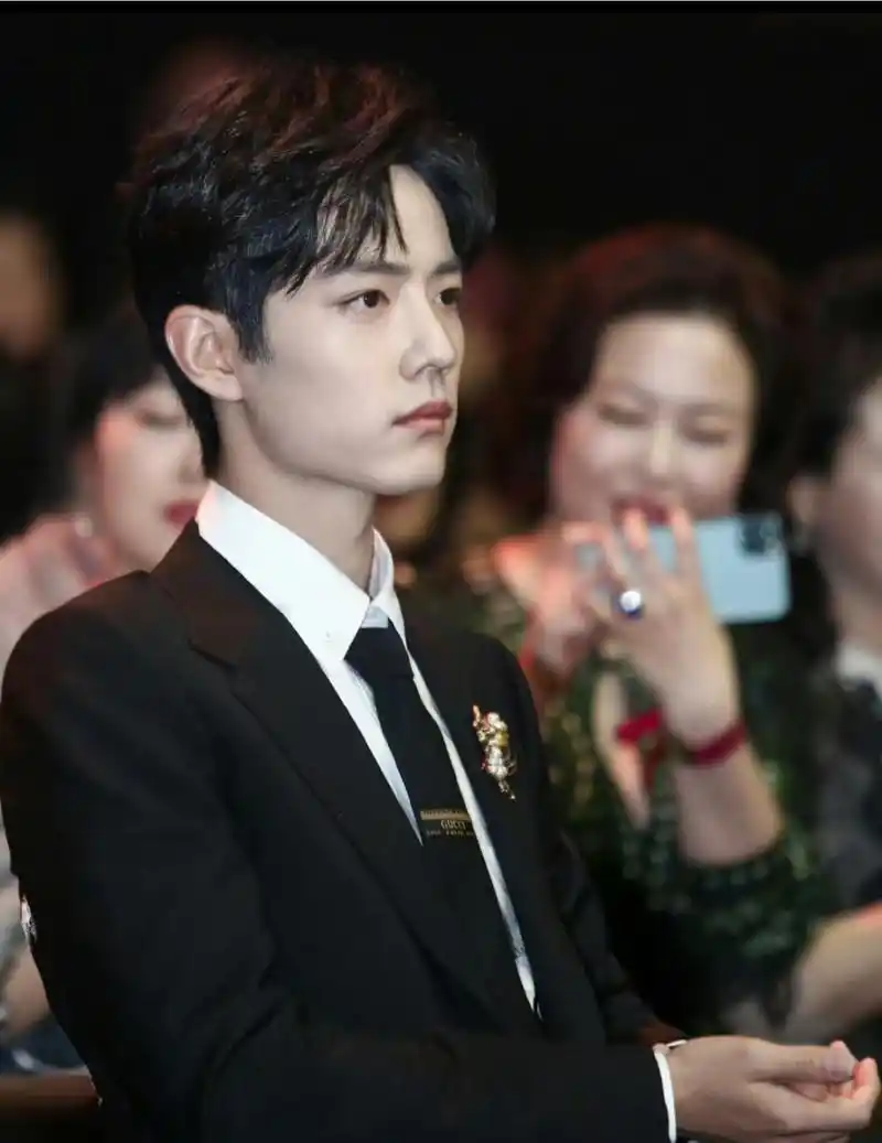 可爱坐姿vs大佬坐姿 #肖战