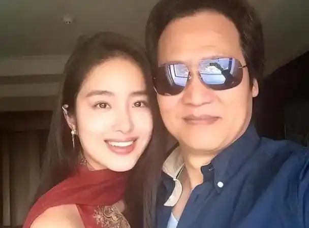 但他最近却被拍到和一位年轻美女亲密逛街,还给她买了金链.