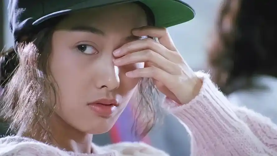 1991年,20岁的朱茵还在香港演艺学院读书.