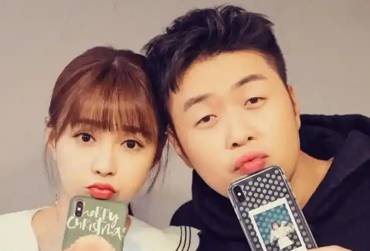 杜海涛带妈妈提车被偶遇身材暴瘦后变帅了不见妻子身影引猜测