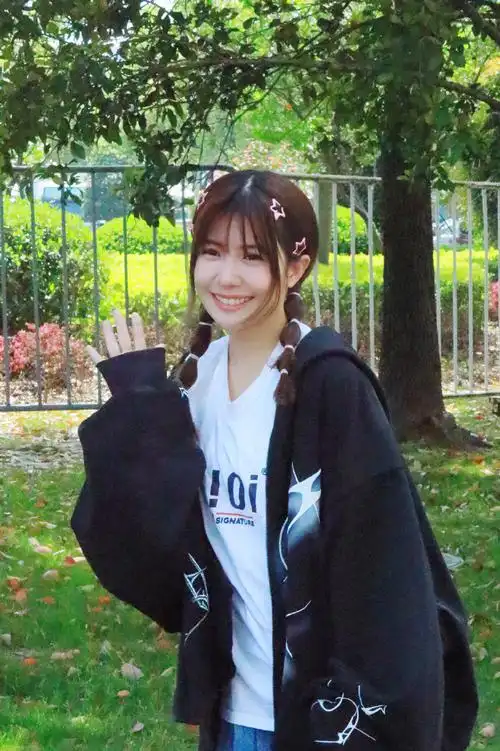 赖美云超话  20240401 上班  周一就要看一看小七哦  @赖美云