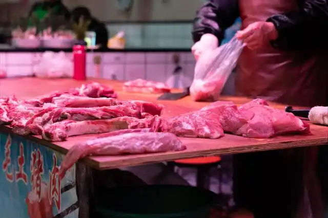 家住郑州的刘阿姨这两天想吃猪肉饺子,于是就决定去菜市场买一些猪肉