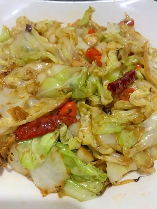 家常小炒手撕包菜做法简单鲜香开胃