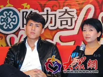 图为江珊(右)与靳东  摄影记者 杨新会