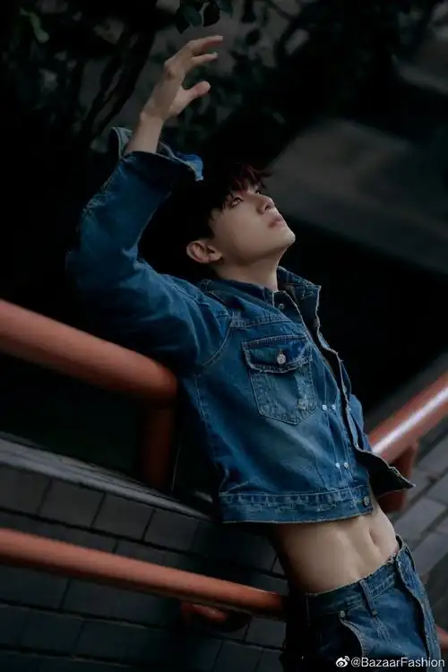 姚琛钻形鼻钉露腰牛仔造型