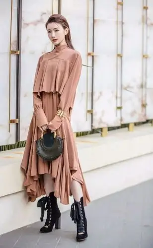 沈月跟谁站一起都会被吊打这张抓拍照真像是金晨的助理