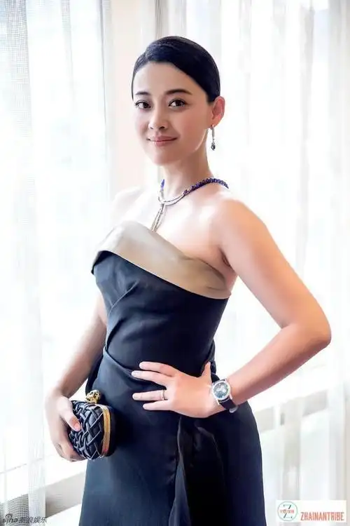 李小冉事业线太傲人40穿搭力依旧在线时尚又优雅