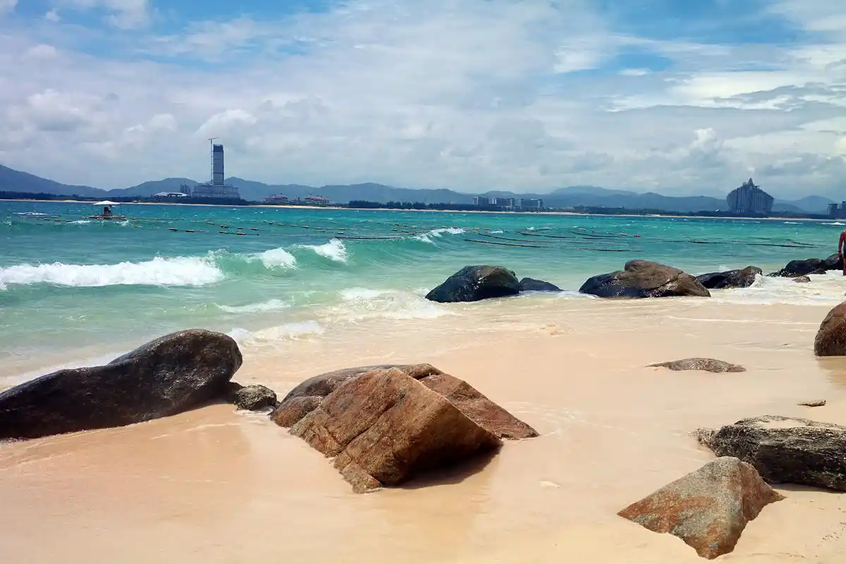 海南三亚双飞6日游>轻奢10人团,4万 出游选择,升级海底餐厅用餐,亚龙