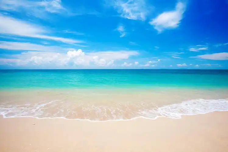 美丽的海滨沙滩与蓝色海水