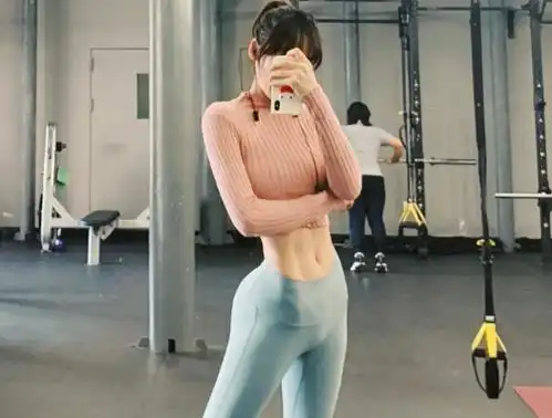 一些动作也可以辅助大家练出马甲线,马甲线是女生健美的一种标志,通过