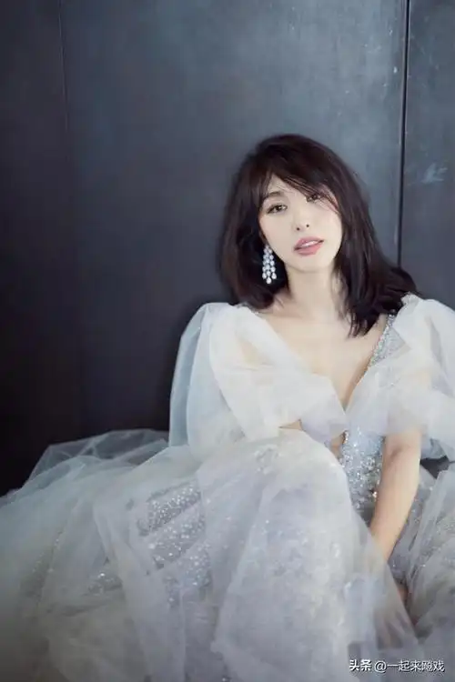 李菲儿的身材比例堪称尤物,性感女神