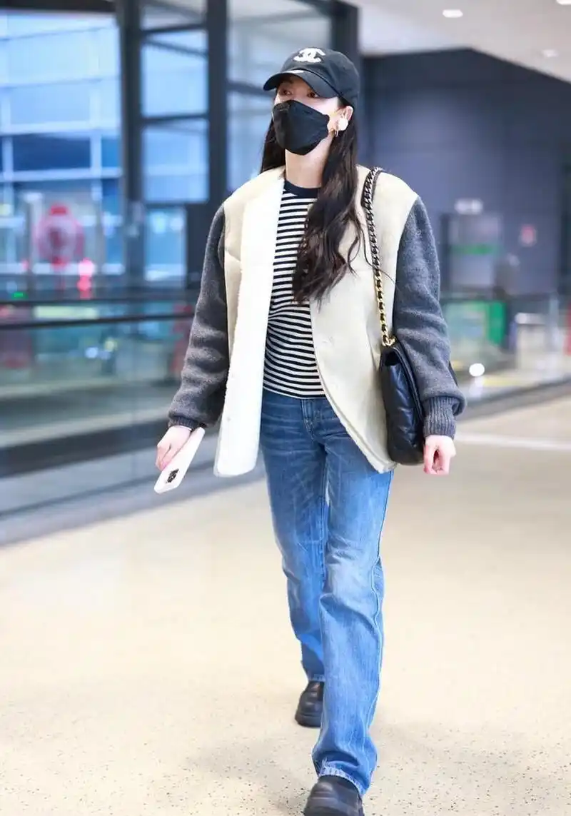 张雨绮机场街拍,针织拼接毛呢外套 条纹t恤 chane棒球帽 牛仔裤休闲
