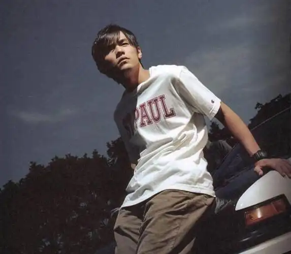 周杰伦儿子忧郁范太足抬头45度角仰望天空完美复刻周董年轻时