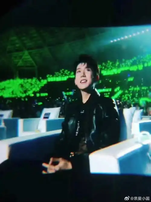 王源出席qq音乐巅峰盛典##王源绿海