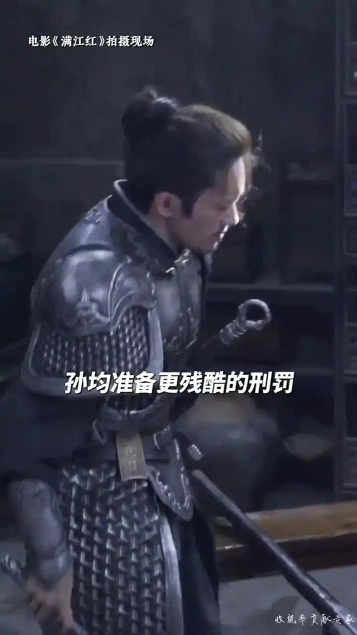 易烊千玺把沈腾后背刮出痧