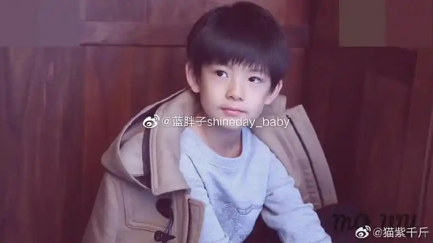 特意翻出了梁朝伟小时候的照片和董洁儿子顶顶的照片,然后觉得两个人