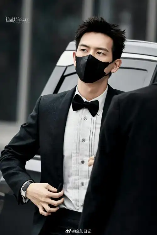 李现现偶霸总:时尚芭莎红毯造型西装领结儒雅绅士