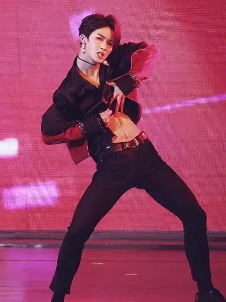 聚光灯下:性感健硕的男人,撩衣顶胯的舞姿,图6让你疯狂