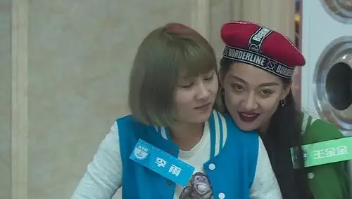 宿管大叔嘘寒问暖关心学员 王金金惨被老干部张晓钰吐槽耳背