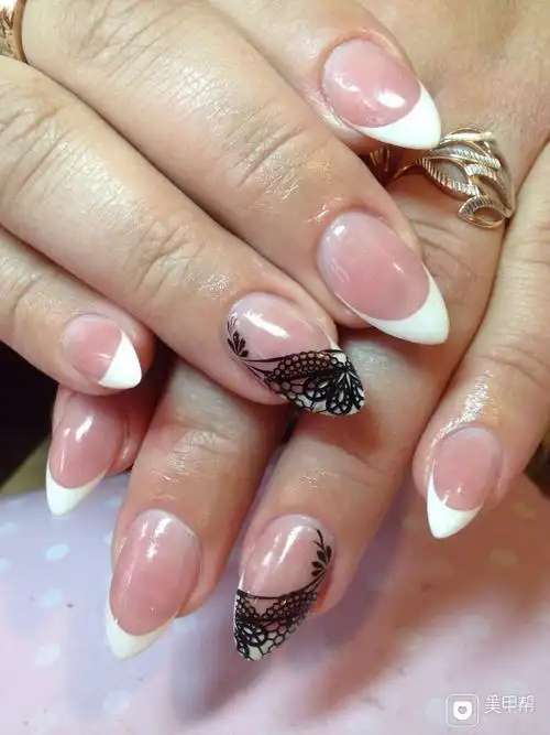 尖形光疗法式白黑美甲图片