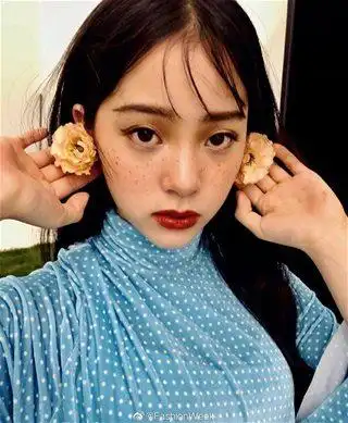 古力娜扎拍摄封面大片,高马尾复古少女太a了!