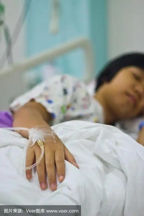 生病的女孩躺在病床上