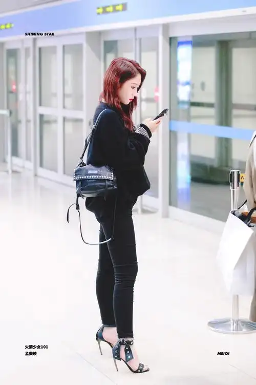 已经是老司机了美岐穿高跟凉鞋特别美周传雄现在的地位远不及孟美岐