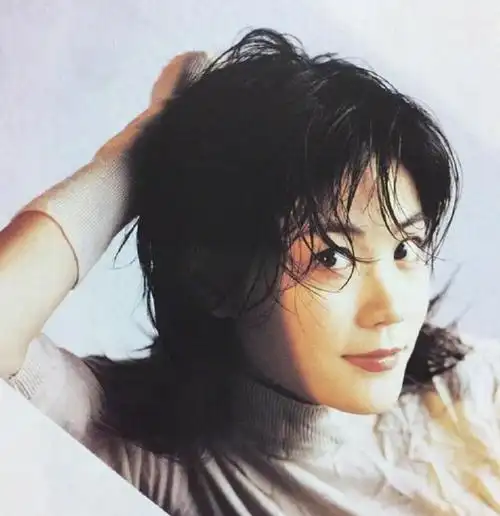 55岁王菲机场现身身材曼妙气质出众揭秘谢霆锋倾心多年的秘密