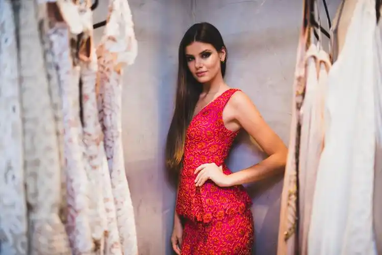 人物美女模特黑发长发名人camilaqueiroz巴西人看着你裸肩拉丁裔服装