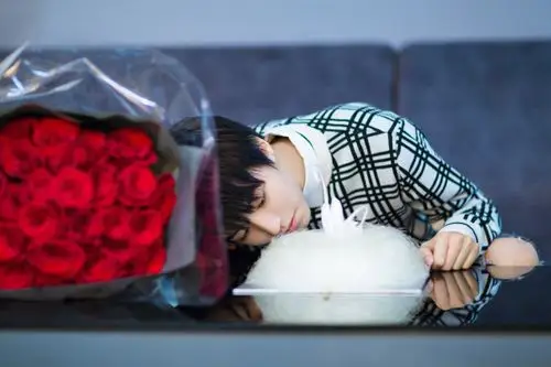 王俊凯帅气时尚壁纸_偶像少年王俊凯